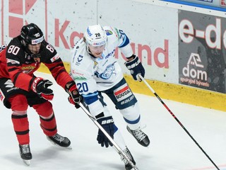 Michal Čunderlík (vľavo) z Banskej Bystrice a Brett Ritchie z Nitry v zápase 11. kola hokejovej Tipos extraligy.