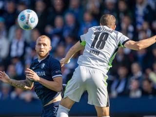 Philipp Hofmann (vľavo) a Denis Vavro v zápase VfL Bochum - VfL Wolfsburg 6. kole Bundesligy.