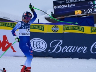 Talianka Sofia Goggiová sa teší v cieli super-G Svetového pohára alpských lyžiarok v americkom stredisku Beaver Creek