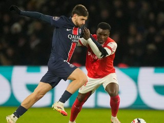 Gruzínsky futbalista Chviča Kvaracchelija (vľavo) počas svojho debutu v drese PSG. 