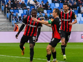 Zľava Kelvin Ofori, Martin Mikovič a Michal Ďuriš sa tešia po strelenom góle.