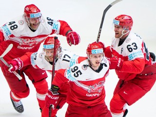 Hokejista Dánska Nick Olesen (95) sa teší so spoluhráčmi po strelení víťazného gólu vo štvrťfinálovom zápase Dánsko - Kanada.