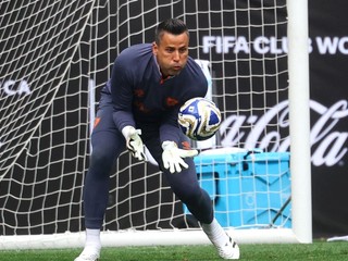 Brazílsky brankár Fábio. 