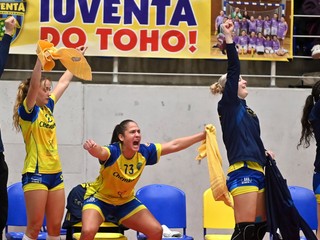 Hráčky Michaloviec sa tešia z gólu v prvom zápase 3. kola Európskeho pohára EHF v hádzanej žien H.V. Quintus - MŠK Iuventa Michalovce.