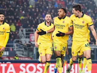 Hráč AC Miláno Christopher Nkunku (druhý sprava) oslavuje so spoluhráčmi.