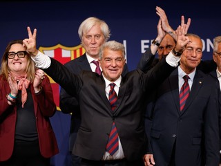 Joan Laporta (v strede) oslavuje víťazstvo vo voľbách.