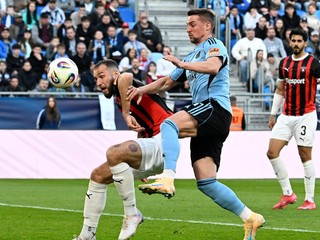 Na snímke vpravo Róbert Mak (Slovan) a vľavo Lazar Stijsavljevič (Trnava) v 5. kole nadstavbovej časti Niké ligy skupiny o titul.
