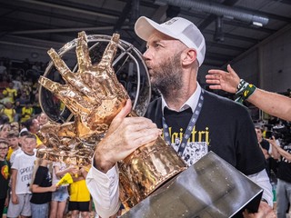 Generálny manažér Levíc Ladislav Garaj oslavuje zisk titulu v Tipos SBL v sezóne 2025/2026.