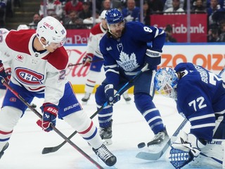 Juraj Slafkovský v príležitosti pred bránkou Toronta v prvom zápase novej sezóny NHL. 