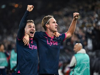 Hráči Vikingu oslavujú gól proti Bayernu.