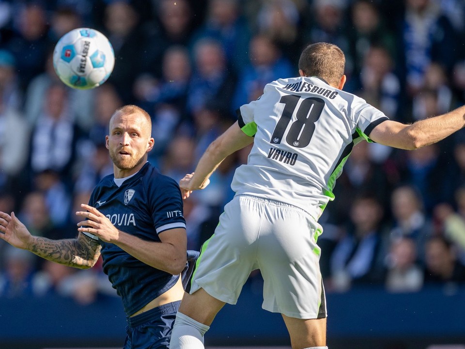 Philipp Hofmann (vľavo) a Denis Vavro v zápase VfL Bochum - VfL Wolfsburg 6. kole Bundesligy.