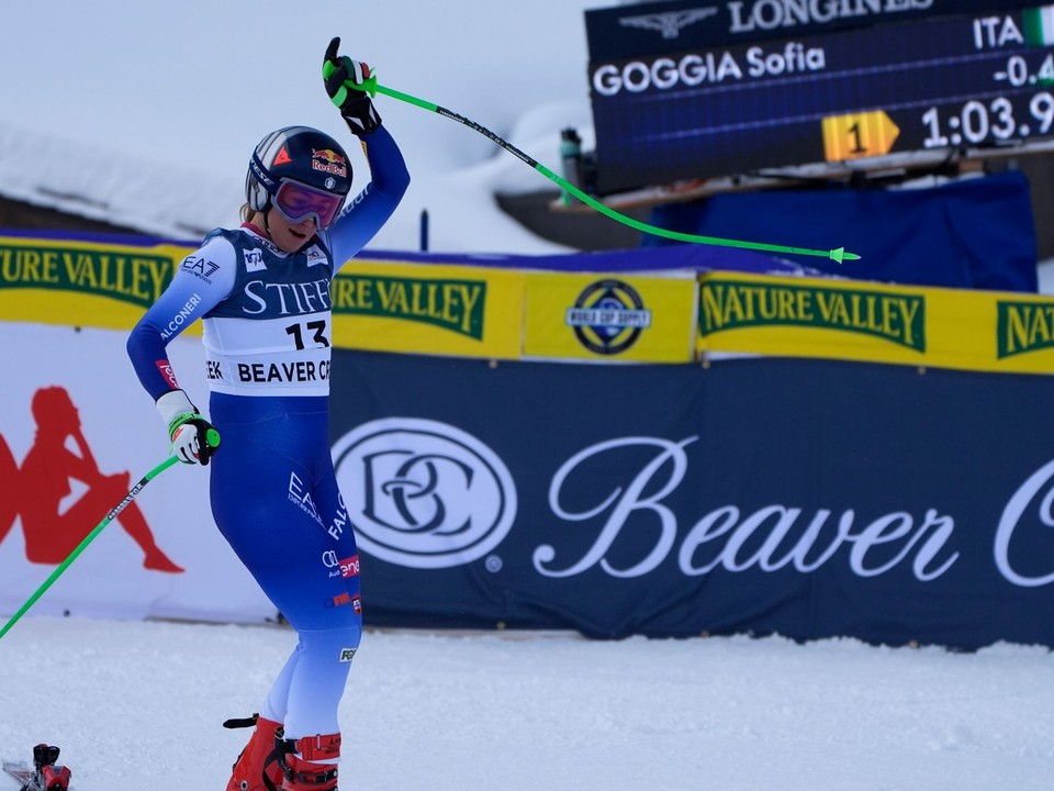 Talianka Sofia Goggiová sa teší v cieli super-G Svetového pohára alpských lyžiarok v americkom stredisku Beaver Creek