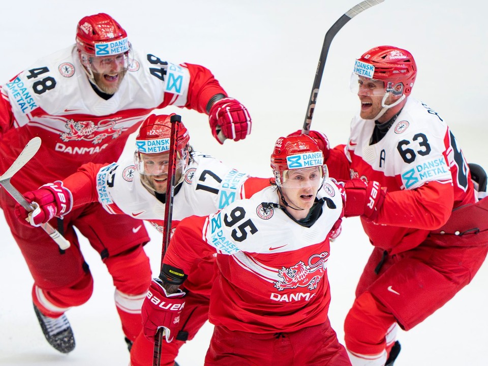 Hokejista Dánska Nick Olesen (95) sa teší so spoluhráčmi po strelení víťazného gólu vo štvrťfinálovom zápase Dánsko - Kanada.