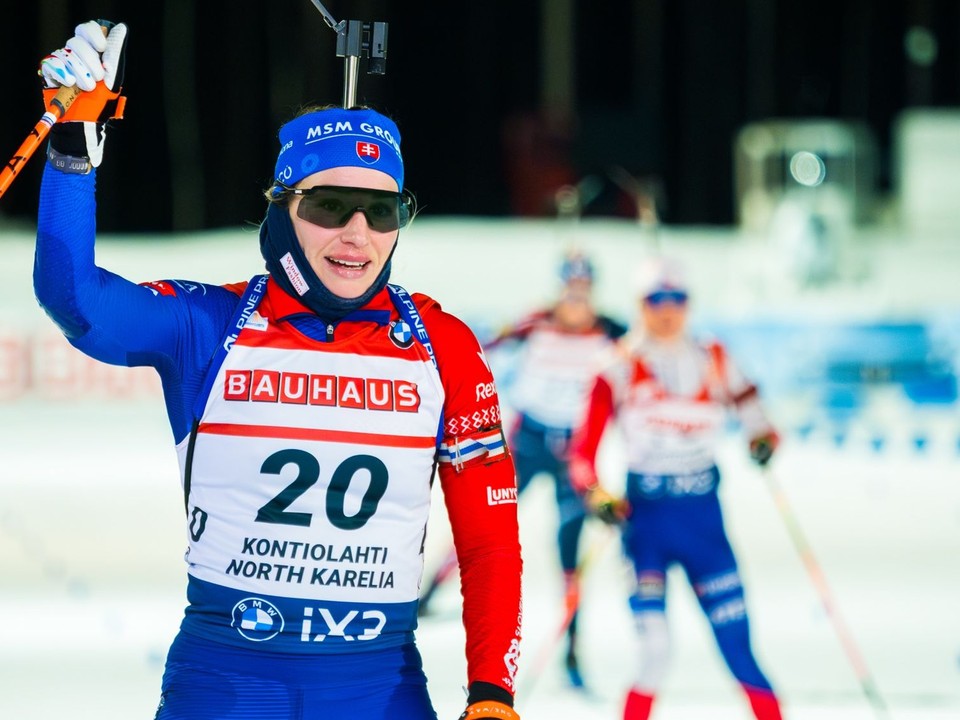 Na snímke slovenská biatlonistka Paulína Bátovská Fialková sa raduje v cieli vytrvalostných pretekov na 15 km.