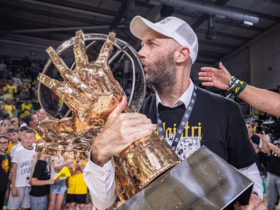 Generálny manažér Levíc Ladislav Garaj oslavuje zisk titulu v Tipos SBL v sezóne 2025/2026.