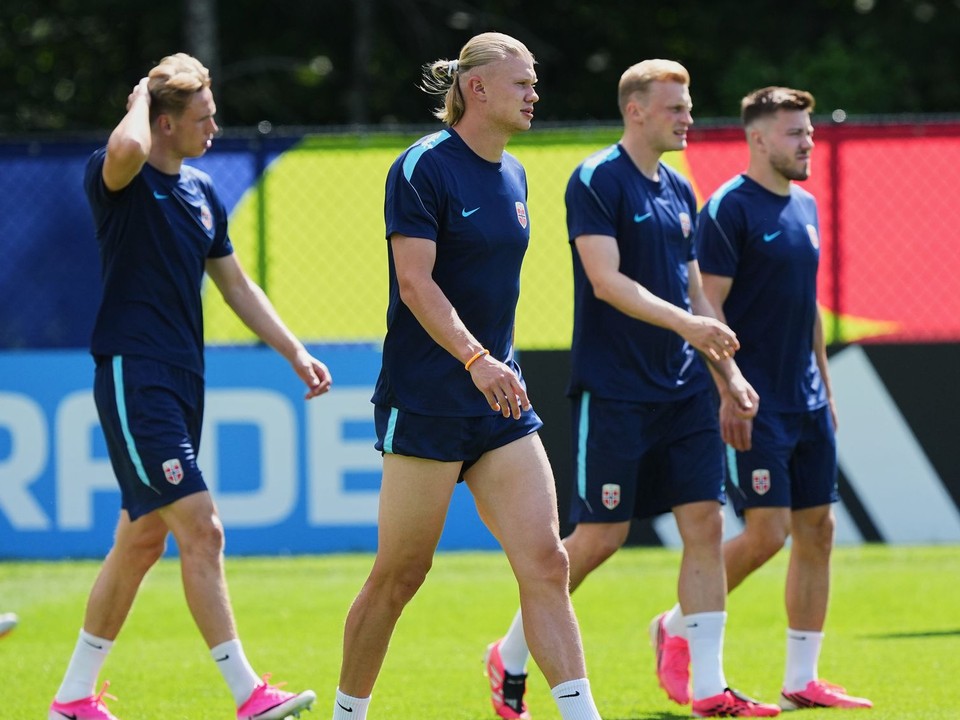 Futbalisti Nórska na tréningu