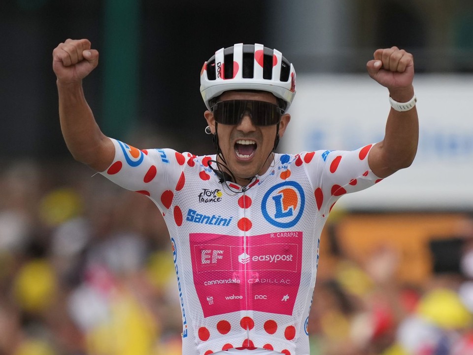 Richard Carapaz oslavuje víťazstvo v 20. etape na Tour de France 2026.
