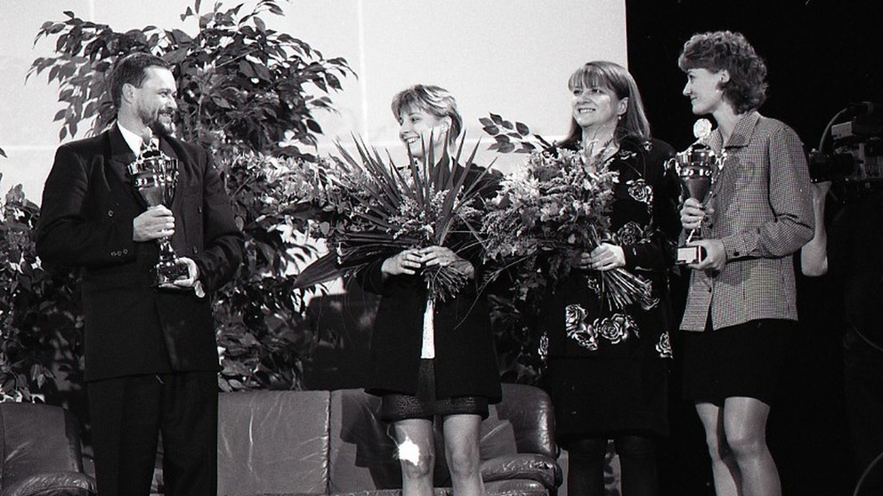 Vyhlásenie ankety Športovec roka 1995. Zľava tréner basketbalovej reprezentácie Marián Matyáš, Soňa Hudecová, Natália Hejková a Iveta Bieliková.