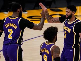 Andre Drummond (vľavo) a Anthony Davis v drese Los Angeles Lakers.