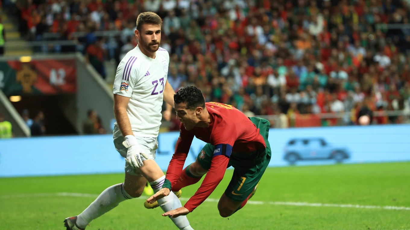 Brankár Unai Simón a Cristiano Ronaldo v zápase Ligy národov Portugalsko - Španielsko.