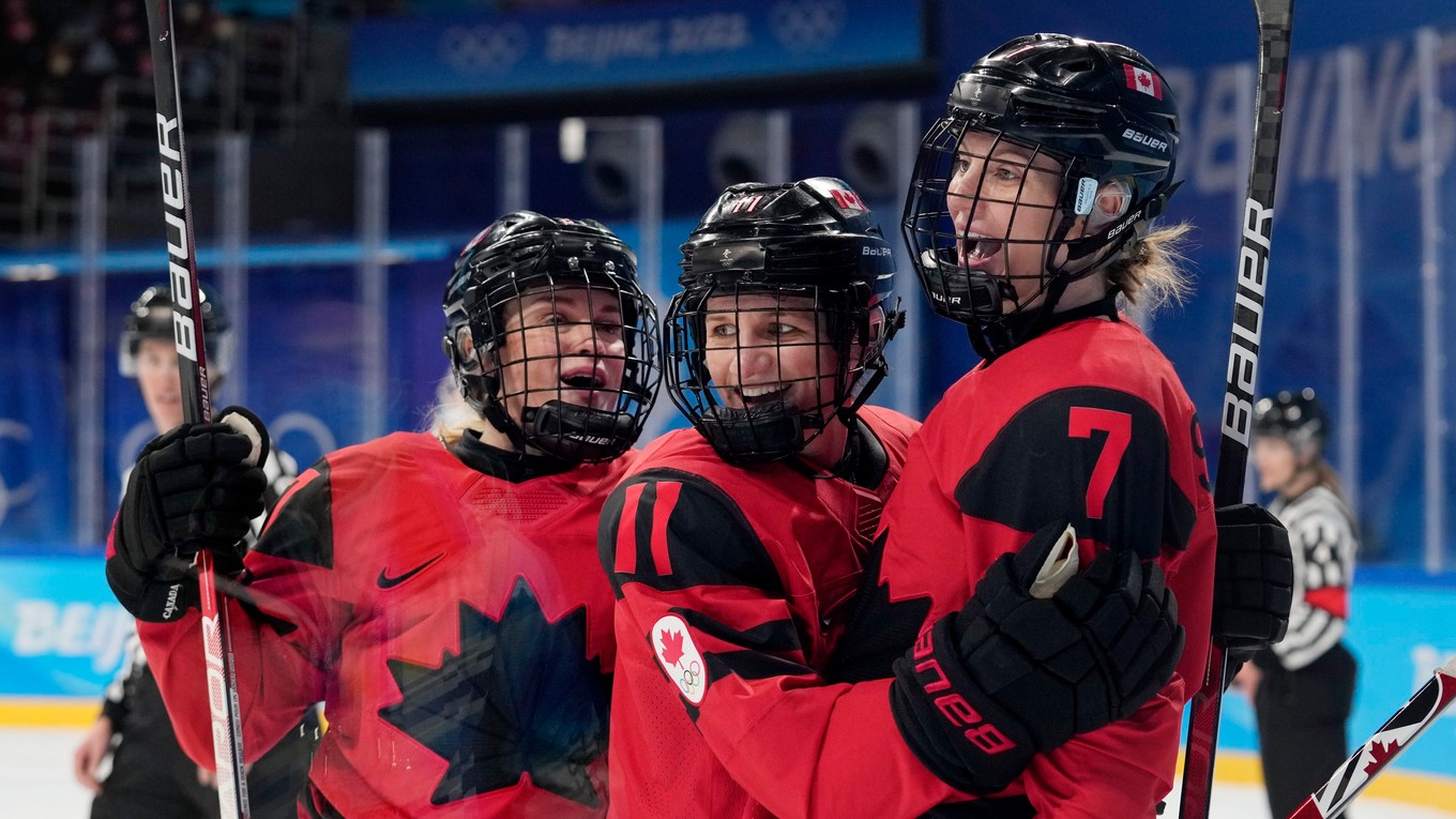 Hokejistky Kanady sa tešia po strelenom góle na ZOH 2022 v Pekingu.