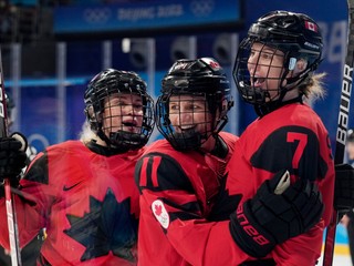 Hokejistky Kanady sa tešia po strelenom góle na ZOH 2022 v Pekingu.