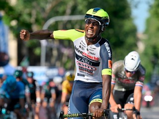 Eritrejčan Biniam Girmay vyhral etapu na Giro d'Italia 2022. 