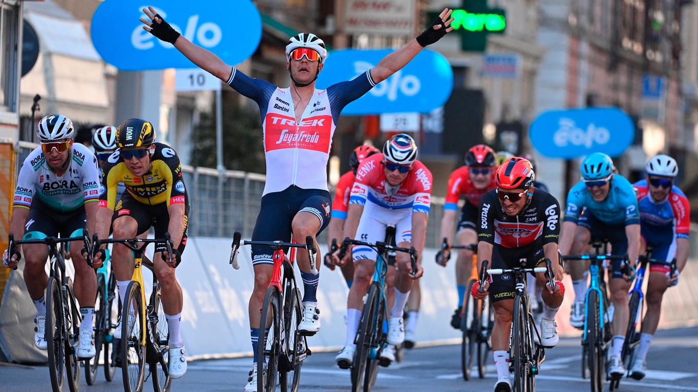 Jasper Stuyvenoslavuje víťazstvo na Miláno - San Remo. Úplne vľavo je Peter Sagna na 4. mieste. 
