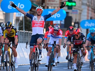 Jasper Stuyvenoslavuje víťazstvo na Miláno - San Remo. Úplne vľavo je Peter Sagna na 4. mieste. 