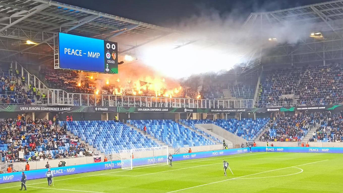 Fanúšikovia hostí vytiahli svetlice v úvode zápasu ŠK Slovan Bratislava - FC Bazilej v Konferenčnej lige.