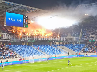 Fanúšikovia hostí vytiahli svetlice v úvode zápasu ŠK Slovan Bratislava - FC Bazilej v Konferenčnej lige.