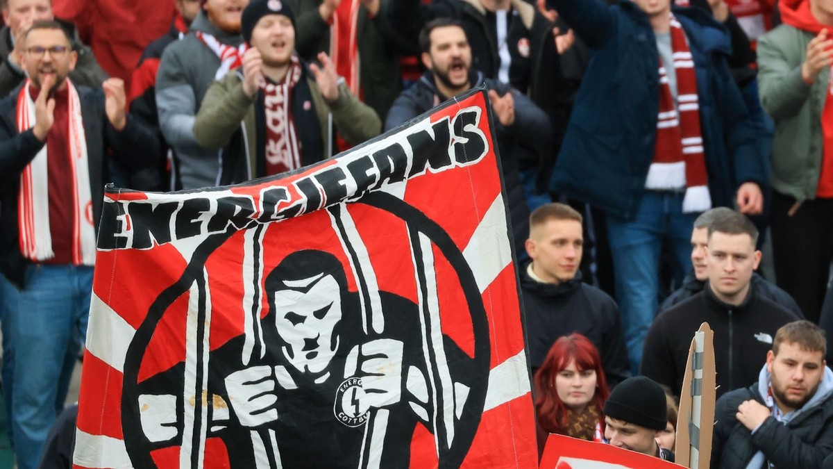 Futbaloví fanúšikovia z celého Nemecka sa zhromaždili, aby protestovali proti novým bezpečnostným opatreniam