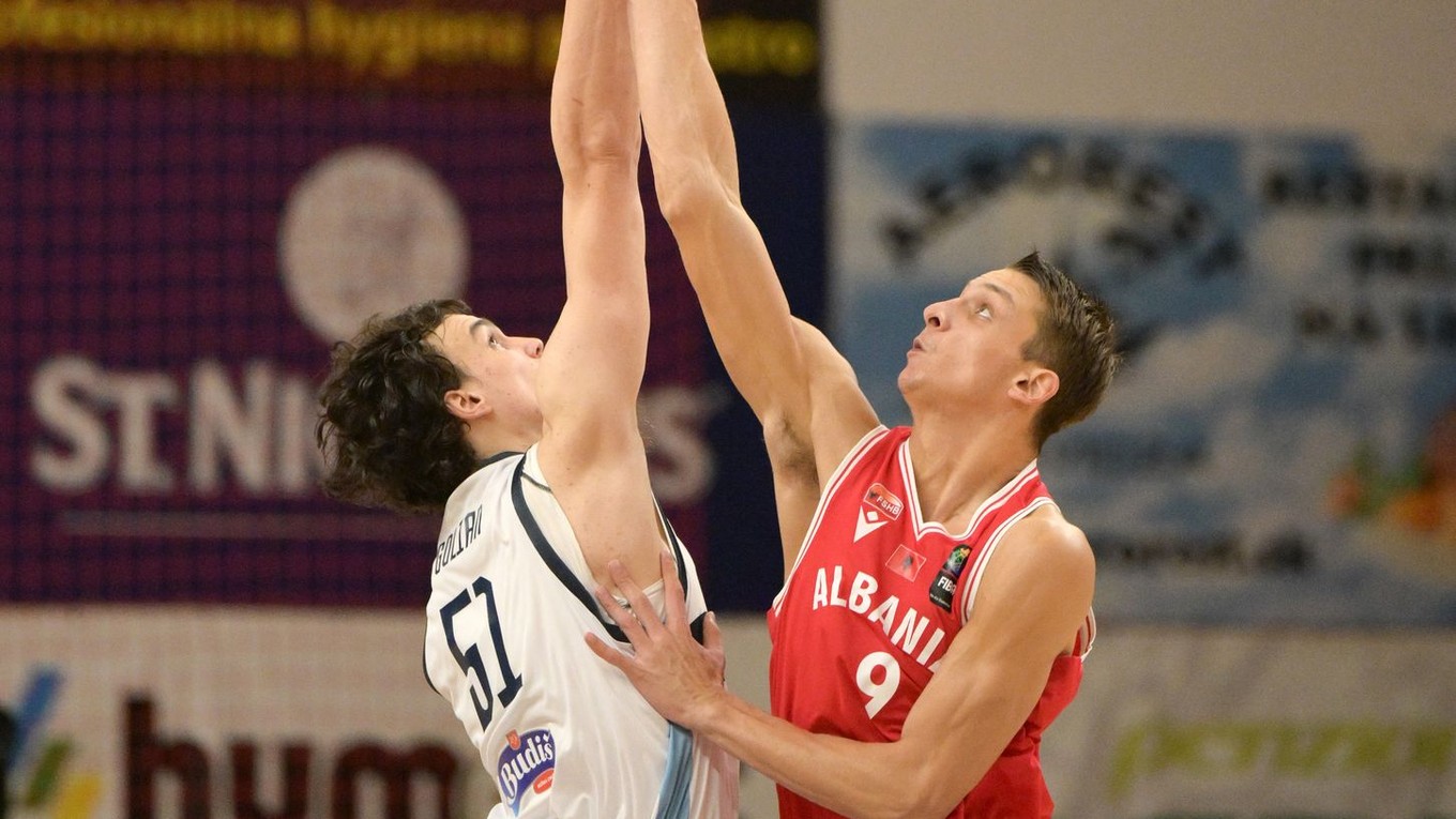 Na snímke zľava Maroš Golian (Slovensko) a Xhulian Tola (Albánsko).