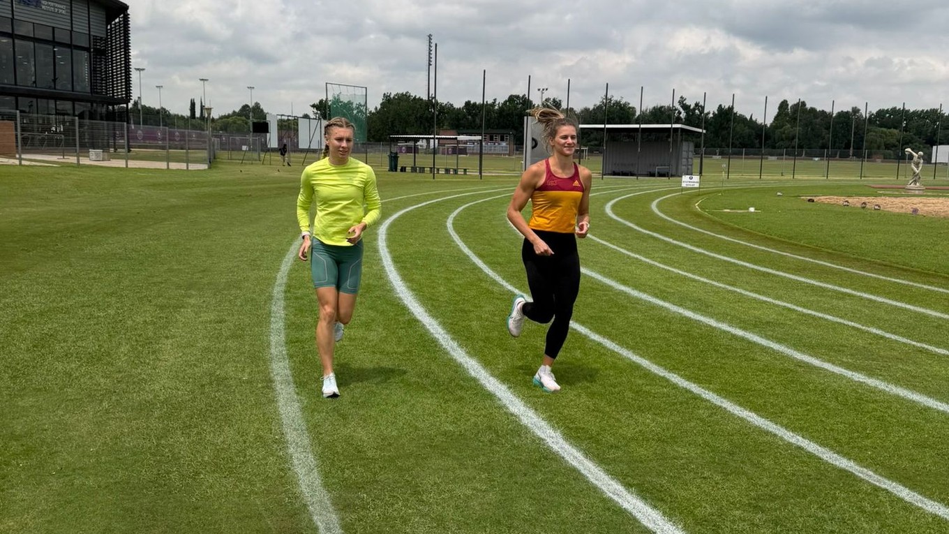 Viktória Forster a Daniela Ledecká počas prírpavy v Juhoafrickej republike.