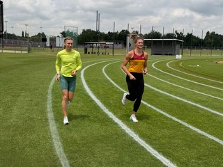 Viktória Forster a Daniela Ledecká počas prírpavy v Juhoafrickej republike.
