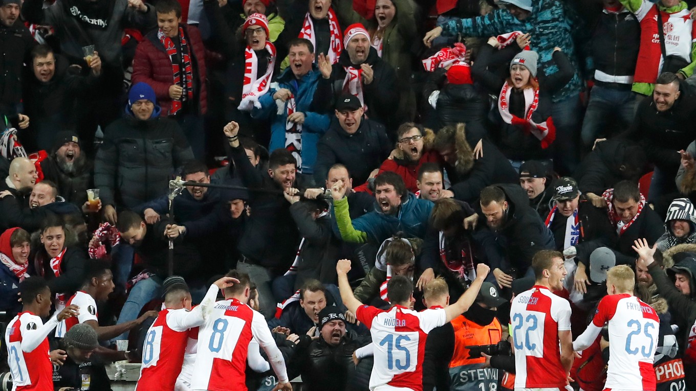 Futbalisti Slavie Praha sa tešia s fanúšikmi po výhre zápasu v Európskej lige v marci 2019.