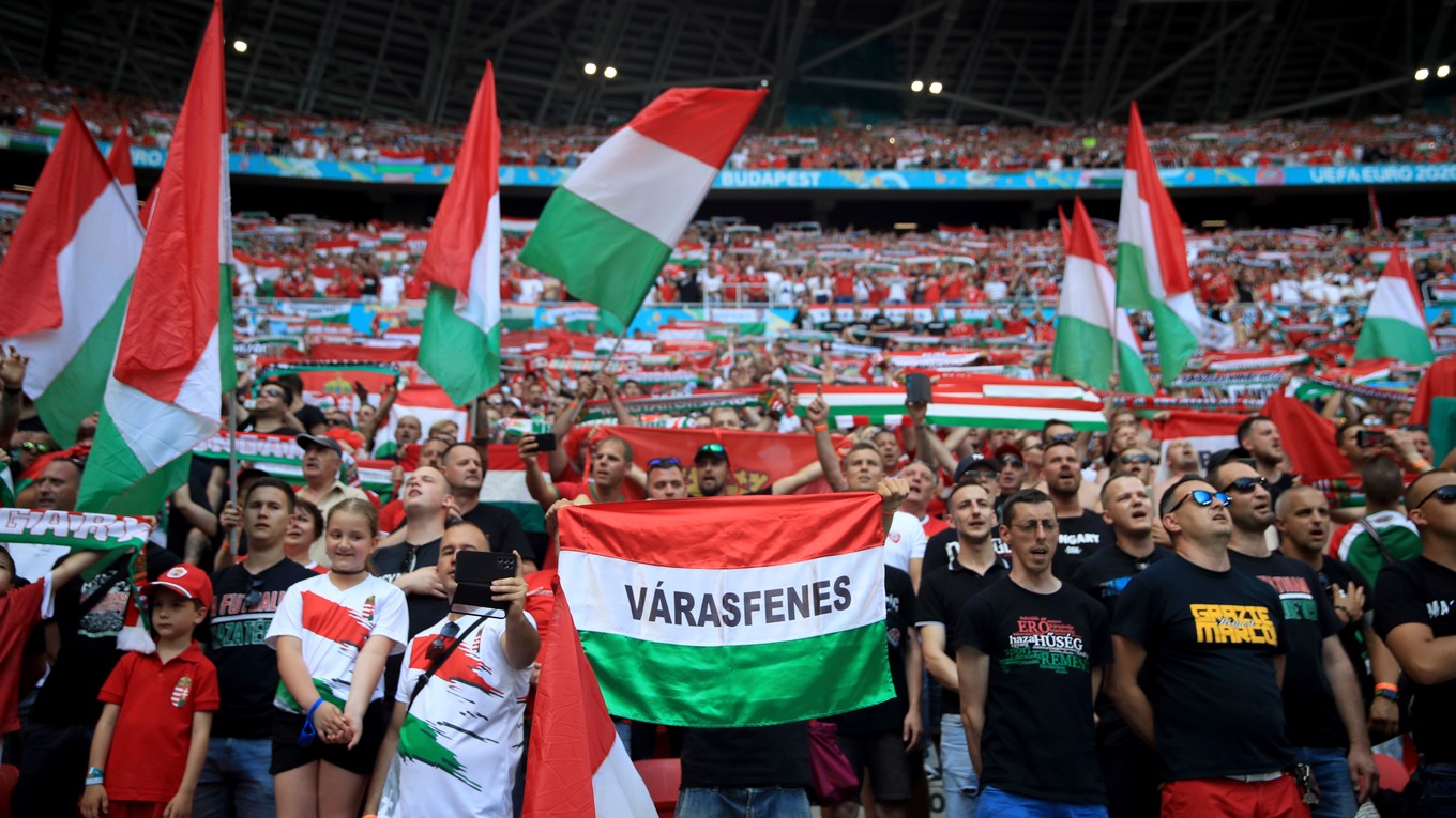 Plné tribúny maďarských fanúšikov počas EURO 2020.