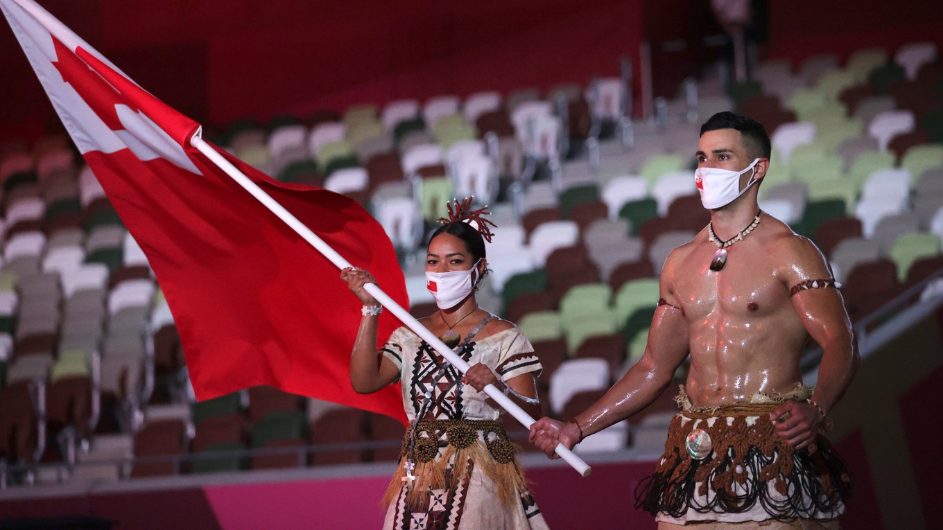 Pita Taufatofua zo štátu Tonga počas otváracieho ceremoniálu na OH Tokio 2020 / 2021.