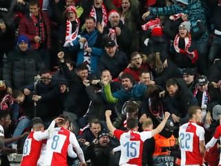 Futbalisti Slavie Praha sa tešia s fanúšikmi po výhre zápasu v Európskej lige v marci 2019.