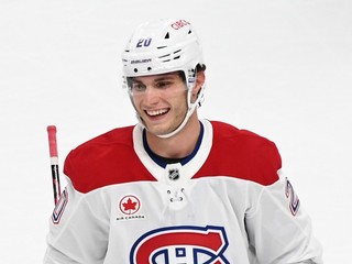 Juraj Slafkovský sa usmieva po prvom góle v sezóne.