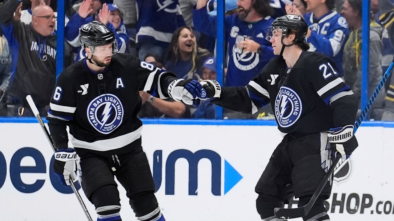Nikita Kučerov (vľavo) a Brayden Point sa tešia po strelenom góle v drese Tampa Bay Lightning.