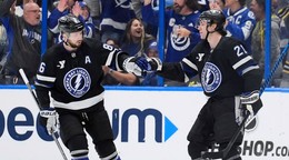 Nikita Kučerov (vľavo) a Brayden Point sa tešia po strelenom góle v drese Tampa Bay Lightning.