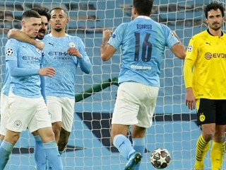 Phil Foden (vľavo) po strelenom góle v zápase Manchester City - Borussia Dortmund.