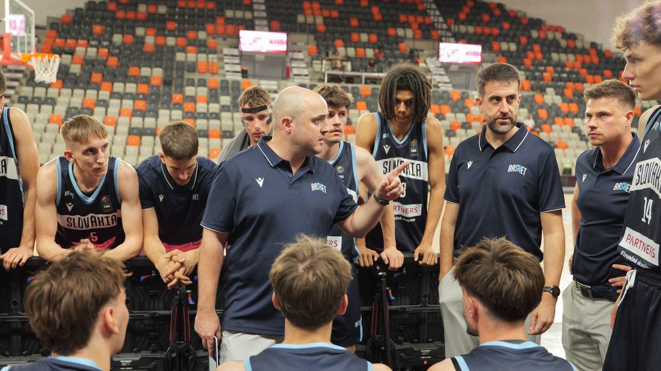 Na snímke uprostred tréner slovenských basketbalistov Mikel Odriozola počas zápasu B-divízie Slovensko - Severné Macedónsko 