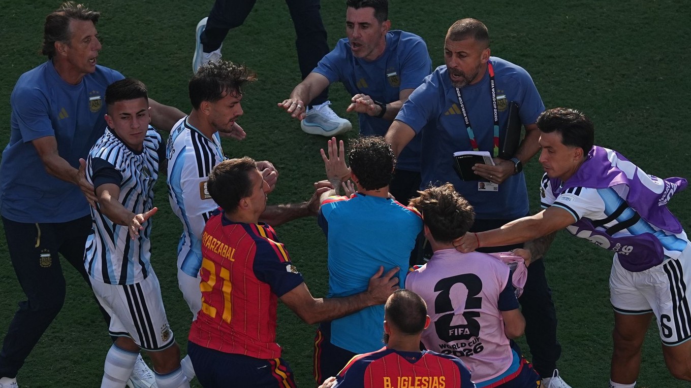 Hráči v kolízii po finálovom zápase na majstrovstvách sveta vo futbale.