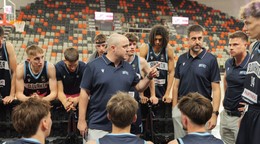 Na snímke uprostred tréner slovenských basketbalistov Mikel Odriozola počas zápasu B-divízie Slovensko - Severné Macedónsko 