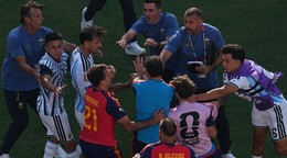 Hráči v kolízii po finálovom zápase na majstrovstvách sveta vo futbale.