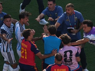 Hráči v kolízii po finálovom zápase na majstrovstvách sveta vo futbale.