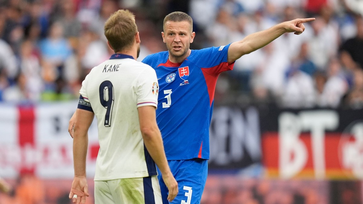 Denis Vavro a Harry Kane v zápase Slovensko - Anglicko v osemfinále EURO 2024.