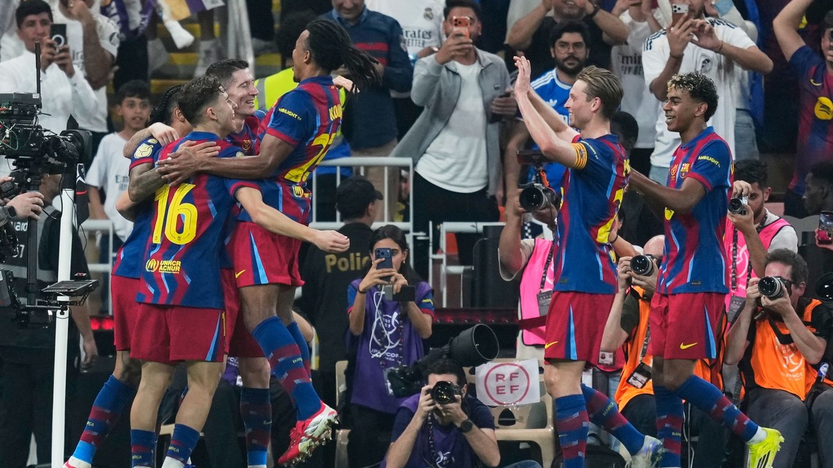 Futbalisti FC Barcelona sa tešia z gólu v zápase proti Realu Madrid.